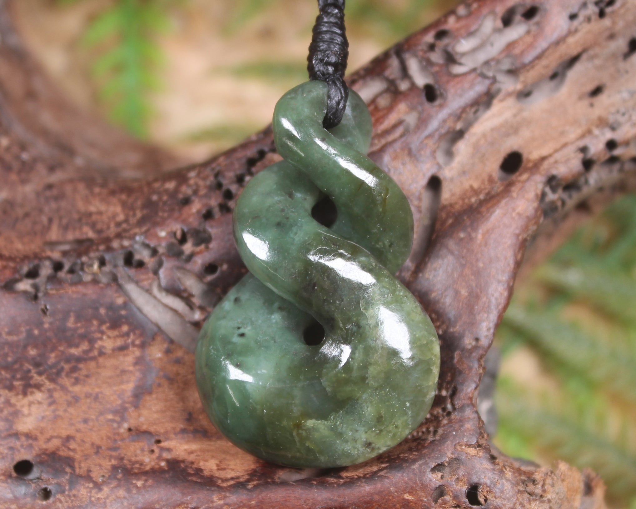 Twist or Pikorua carved from Hapopo Pounamu - NZ Greenstone