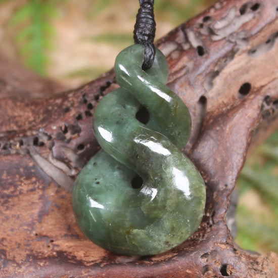 Twist or Pikorua carved from Hapopo Pounamu - NZ Greenstone