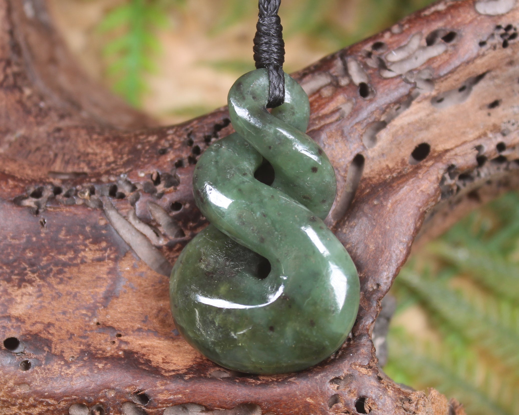 Twist or Pikorua carved from Hapopo Pounamu - NZ Greenstone