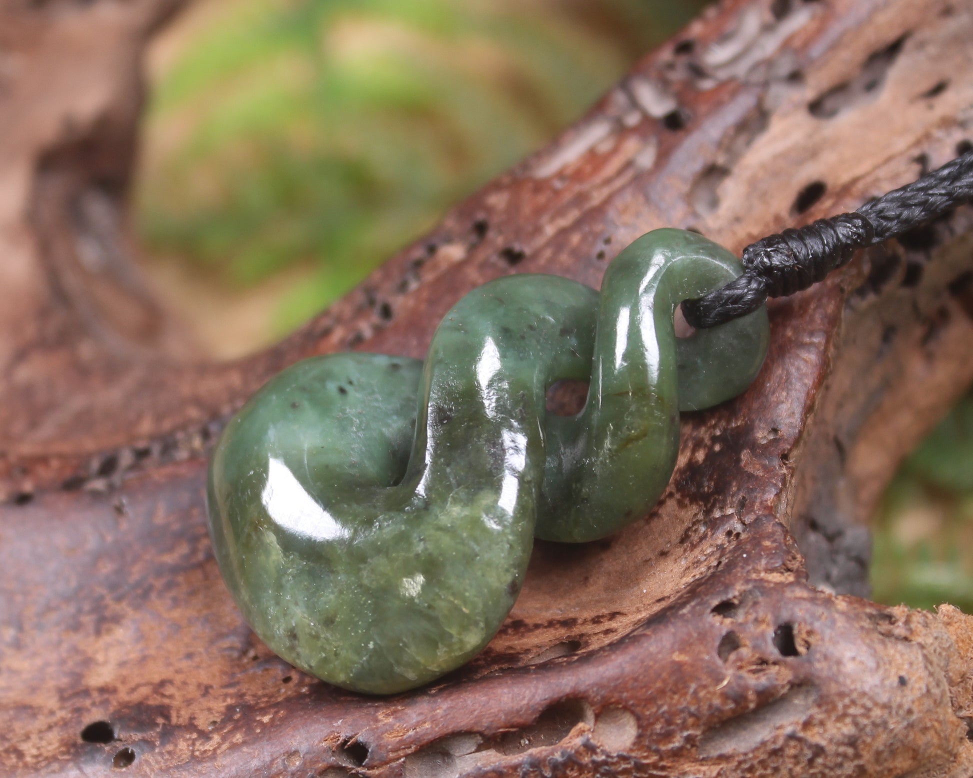 Twist or Pikorua carved from Hapopo Pounamu - NZ Greenstone
