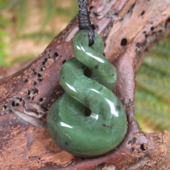 Twist or Pikorua carved from Hapopo Pounamu - NZ Greenstone