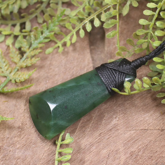 Hapopo Pounamu Toki - NZ Greenstone