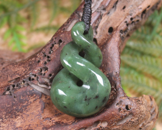 Twist or Pikorua carved from Hapopo Pounamu - NZ Greenstone