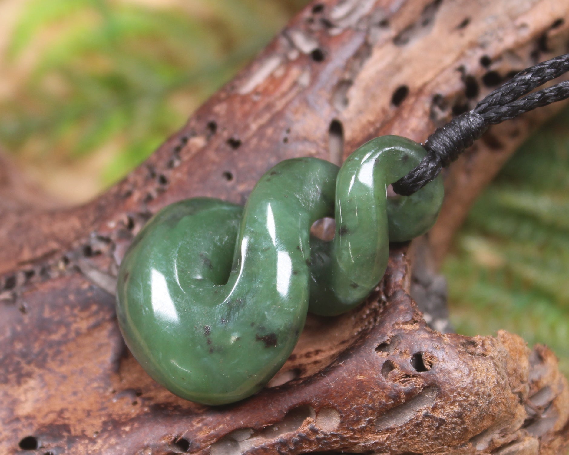 Twist or Pikorua carved from Hapopo Pounamu - NZ Greenstone