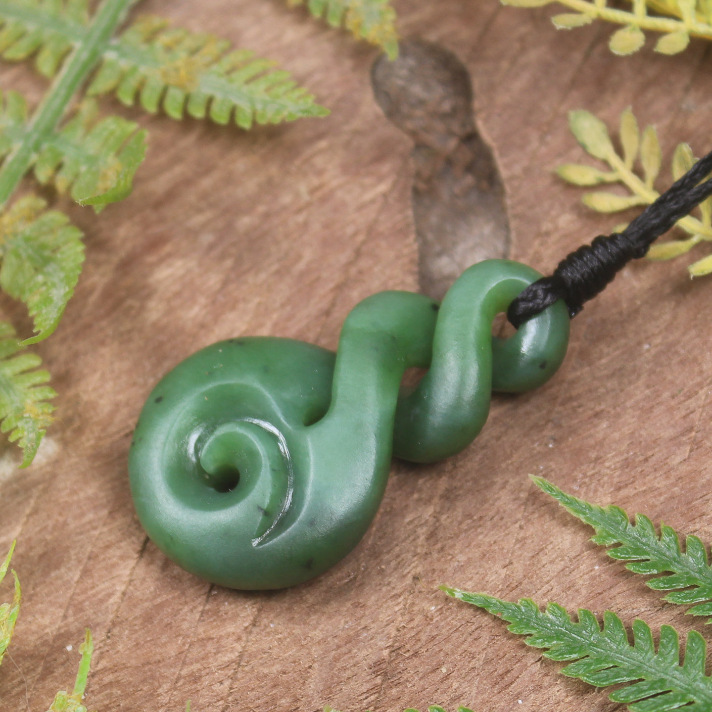 Twist or Pikorua carved from Hapopo Pounamu - NZ Greenstone
