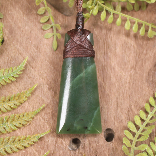 Hapopo Pounamu Toki - NZ Greenstone