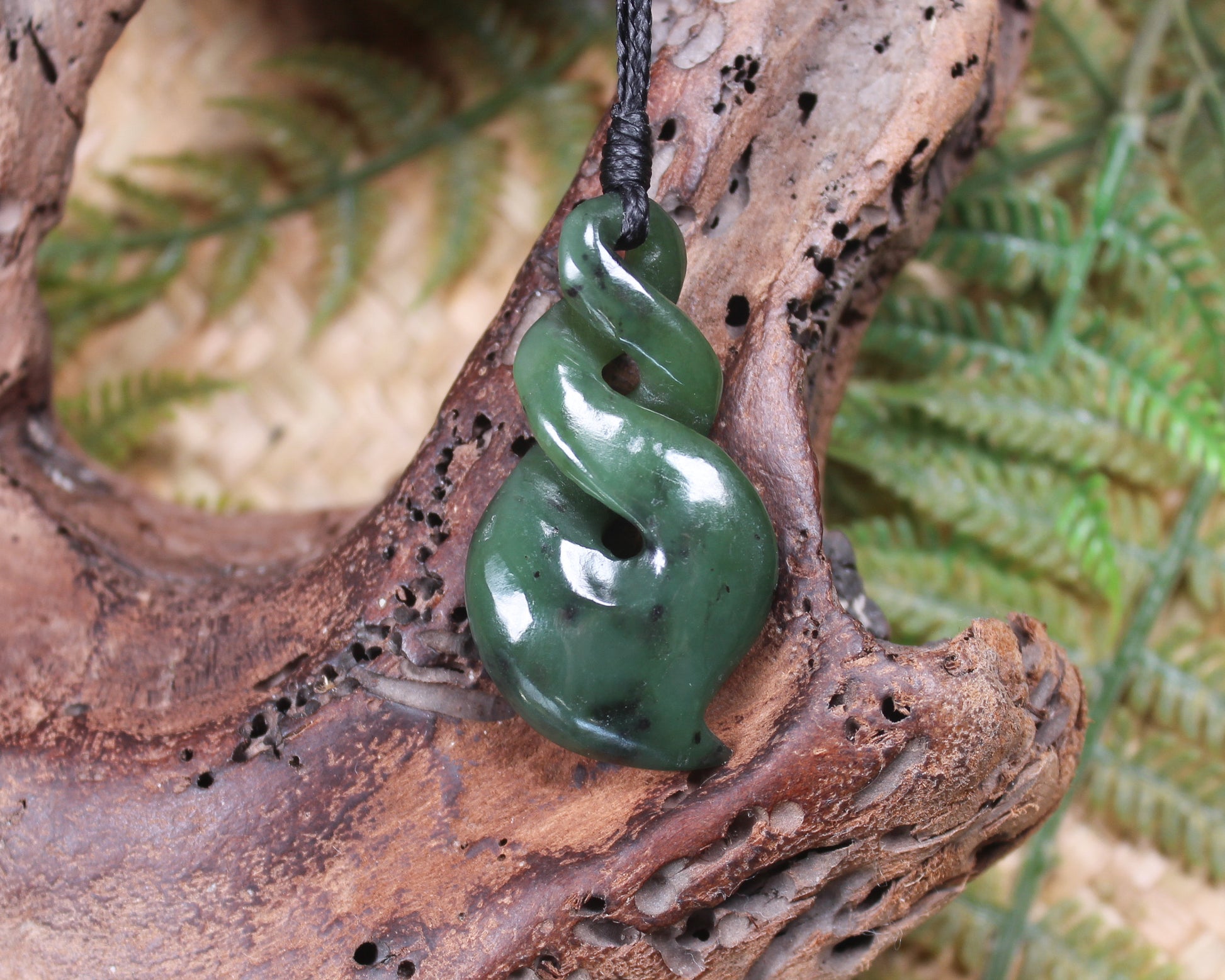 Twist or Pikorua carved from Hapopo Pounamu - NZ Greenstone