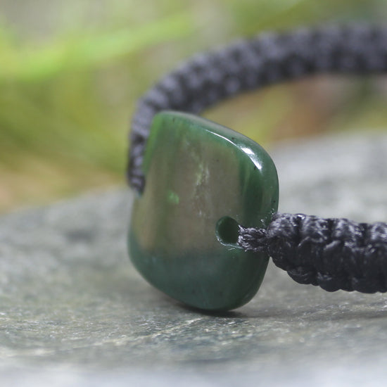 Adjustable cord bracelet with Kawakawa Pounamu