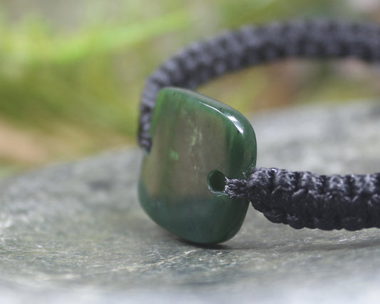 Adjustable cord bracelet with Kawakawa Pounamu