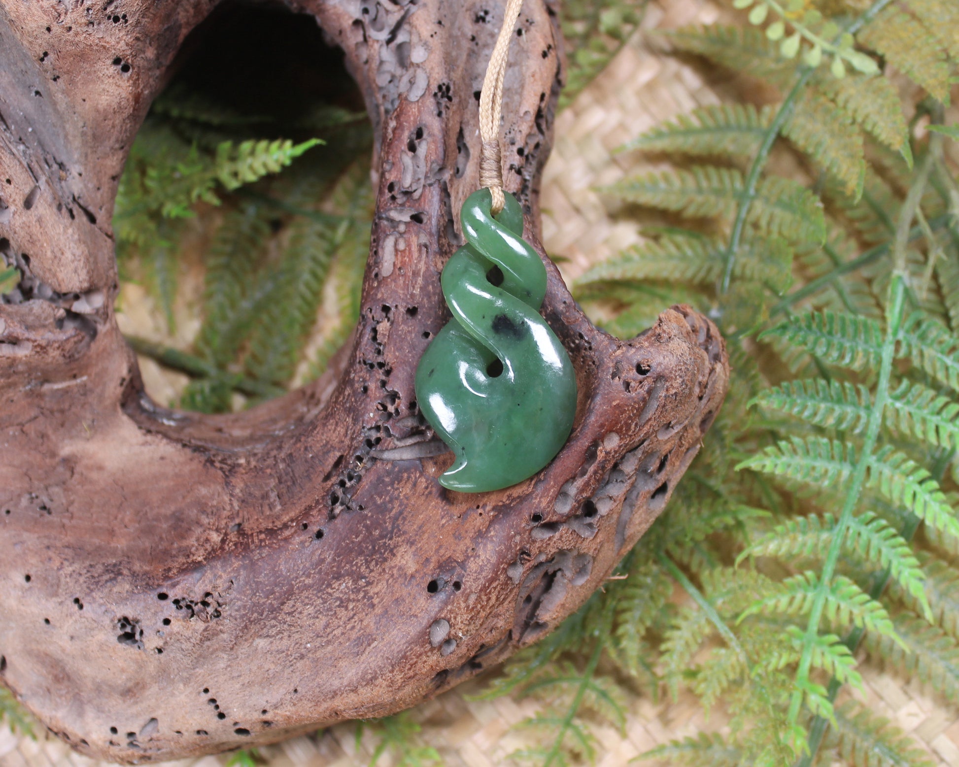 Twist or Pikorua carved from Hapopo Pounamu - NZ Greenstone