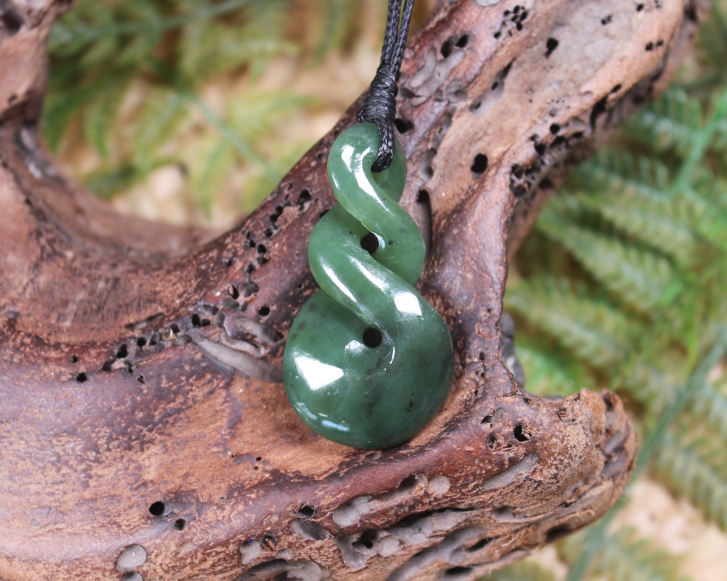 Twist or Pikorua carved from Hapopo Pounamu - NZ Greenstone