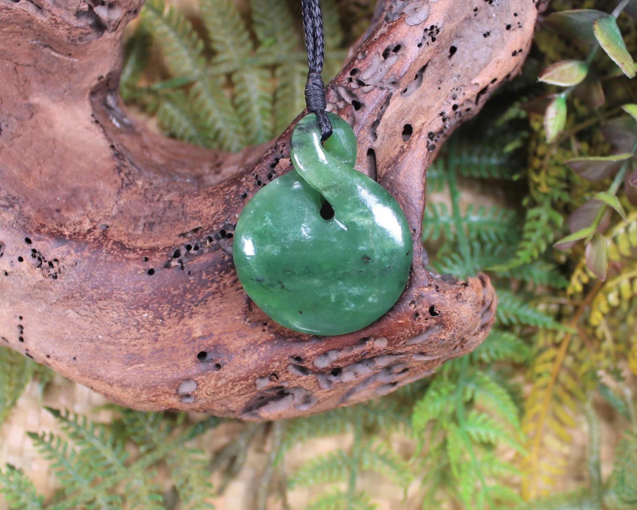 Twist or Pikorua carved from Hapopo Pounamu - NZ Greenstone