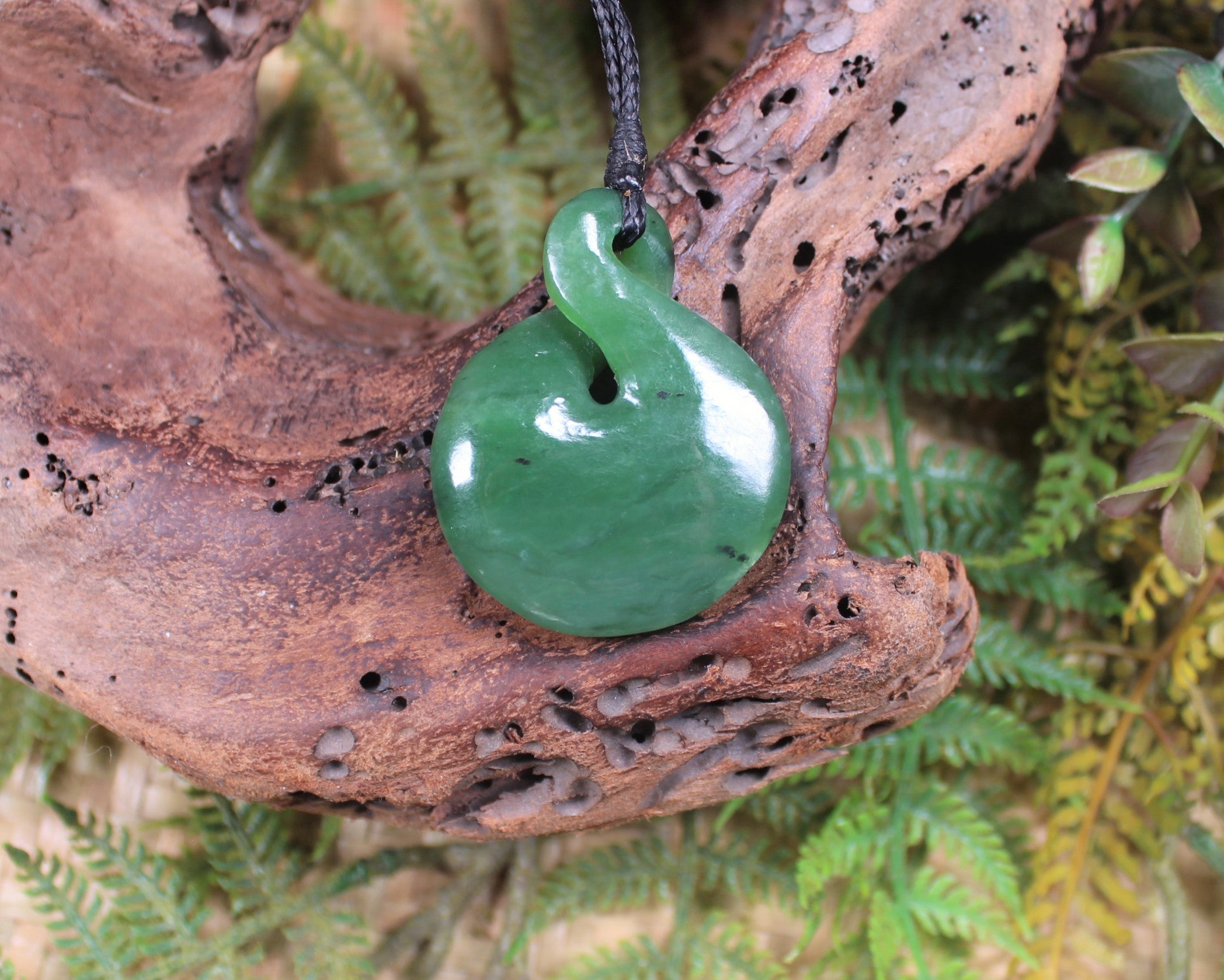 Twist or Pikorua carved from Hapopo Pounamu - NZ Greenstone