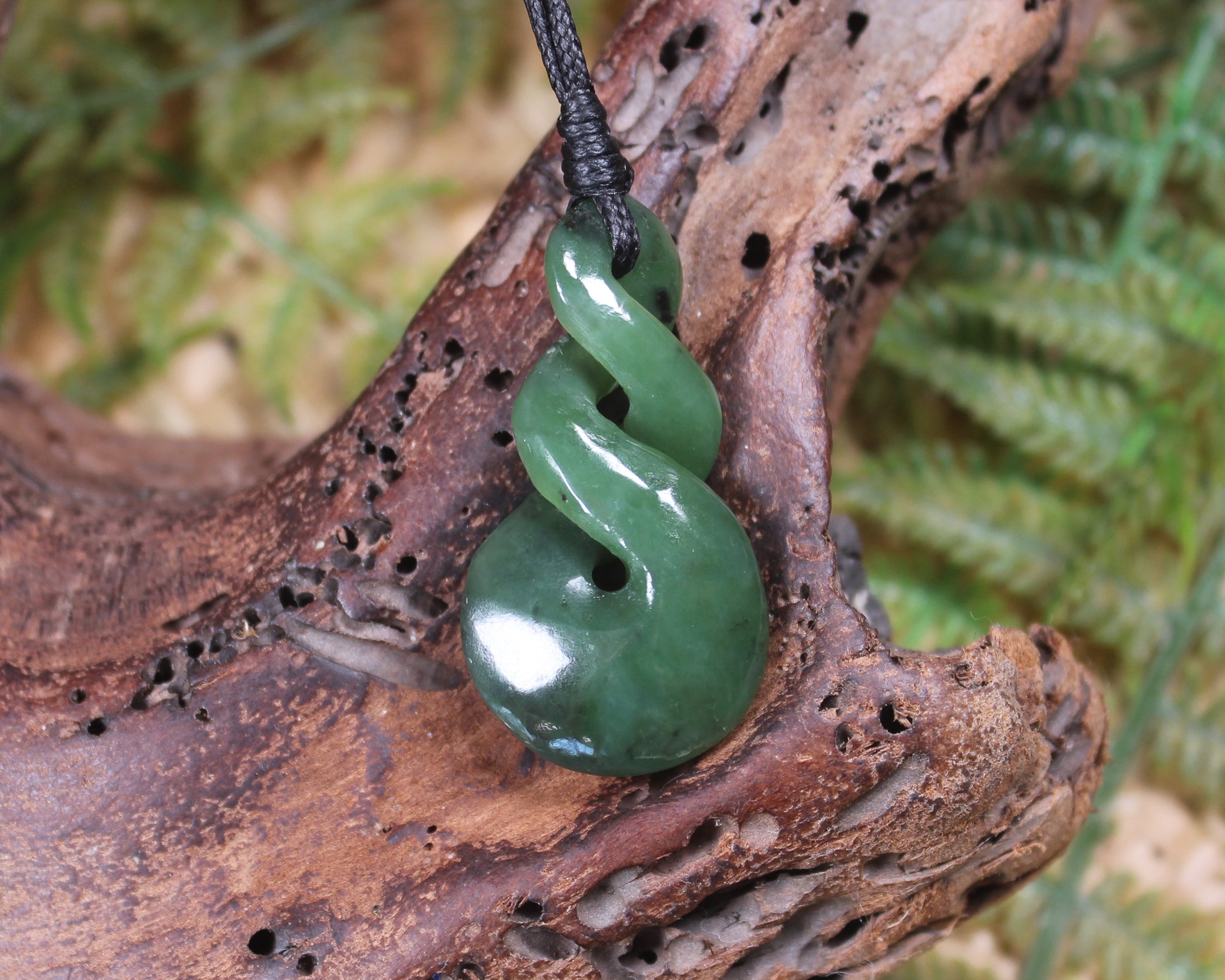 Twist or Pikorua carved from Hapopo Pounamu - NZ Greenstone