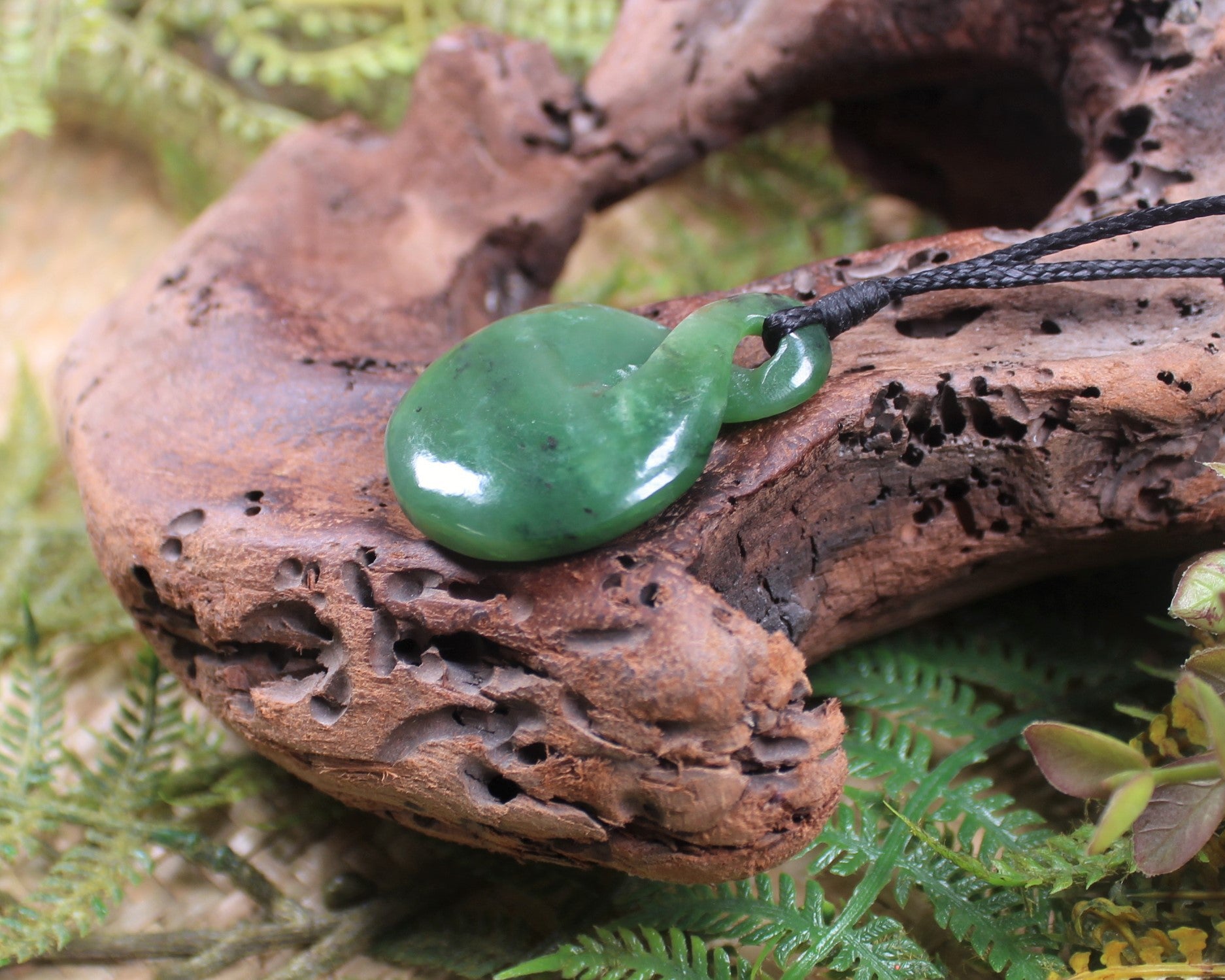 Twist or Pikorua carved from Hapopo Pounamu - NZ Greenstone