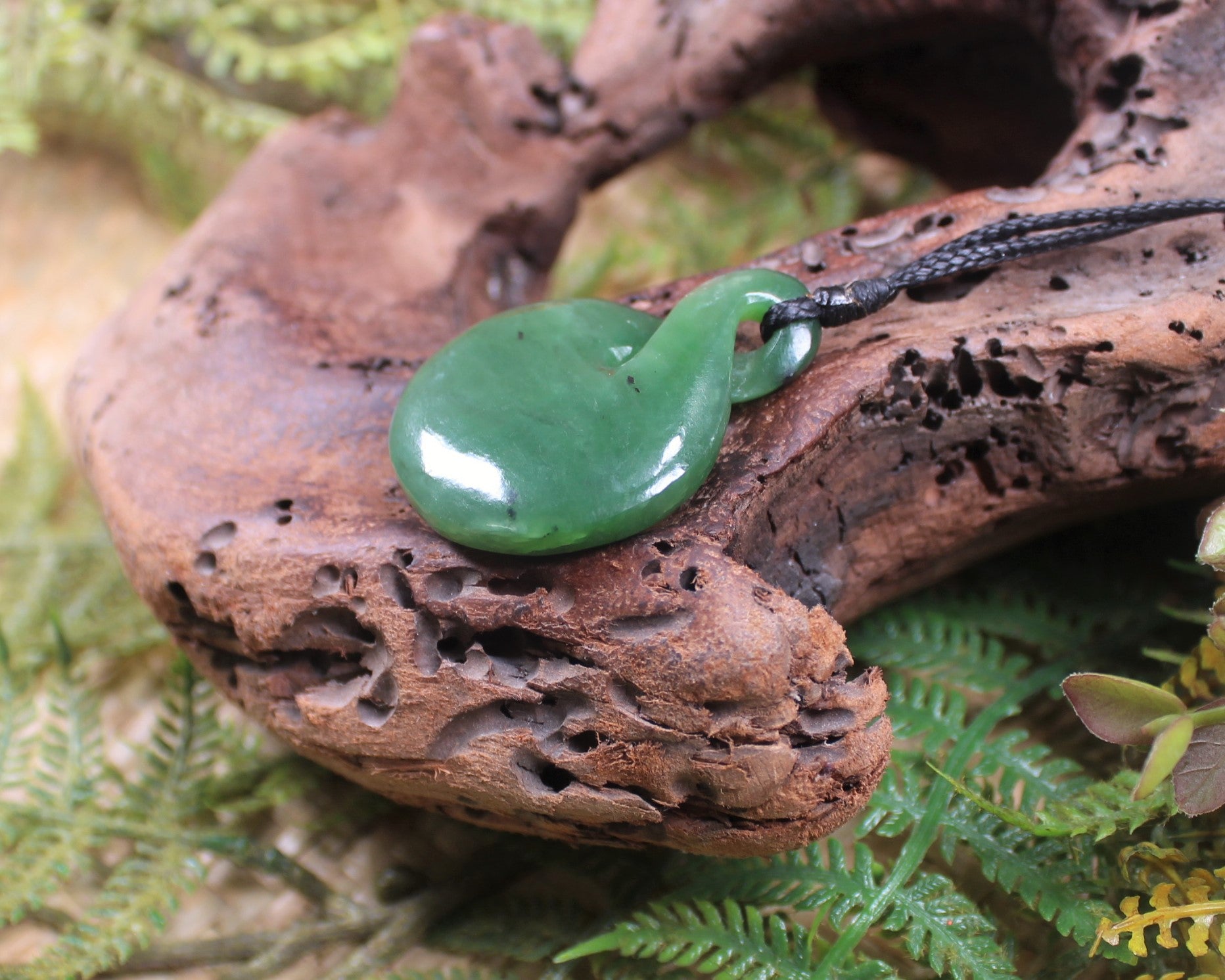 Twist or Pikorua carved from Hapopo Pounamu - NZ Greenstone