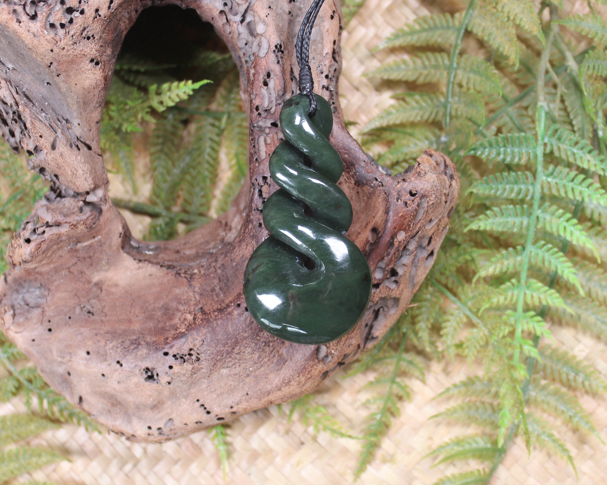 Twist or Pikorua carved from Rimu Pounamu - NZ Greenstone