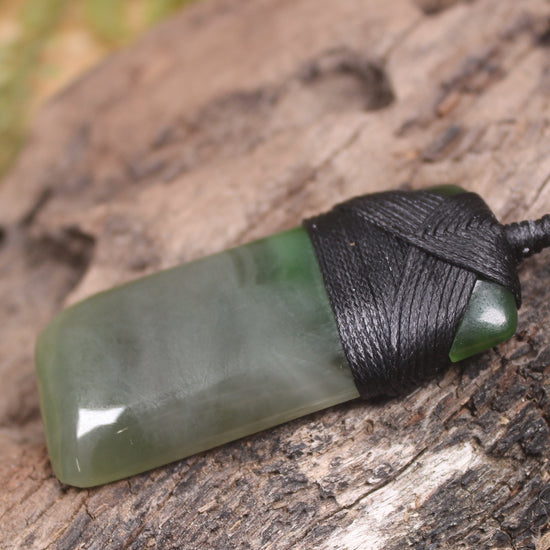 Hapopo Pounamu Toki - NZ Greenstone