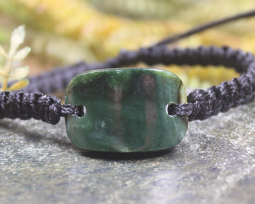 Adjustable cord bracelet with Kawakawa Pounamu
