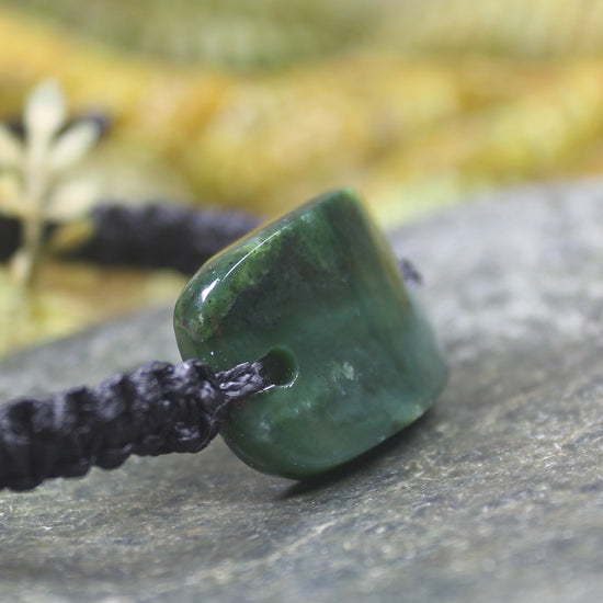 Adjustable cord bracelet with Kawakawa Pounamu
