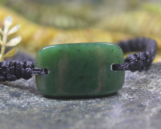 Adjustable cord bracelet with Kawakawa Pounamu