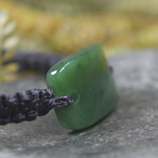 Adjustable cord bracelet with Kawakawa Pounamu