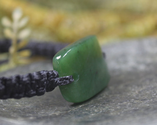 Adjustable cord bracelet with Kawakawa Pounamu