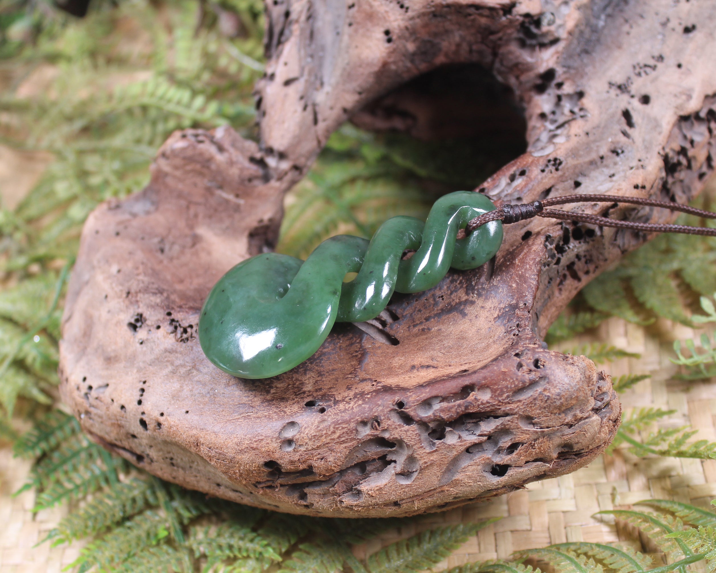 Twist or Pikorua carved from Hapopo Pounamu - NZ Greenstone