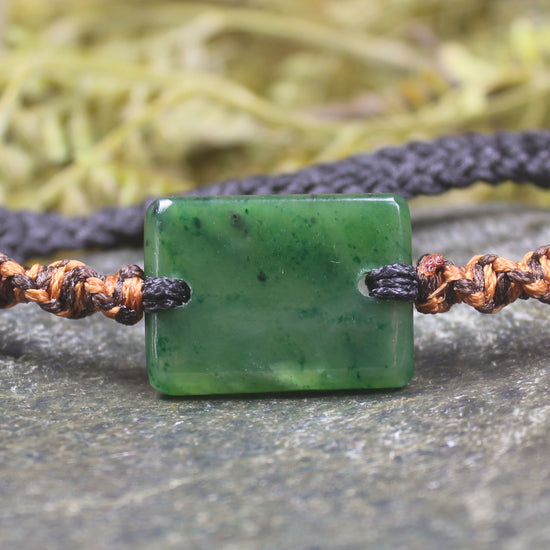 Adjustable cord bracelet with Kawakawa Pounamu