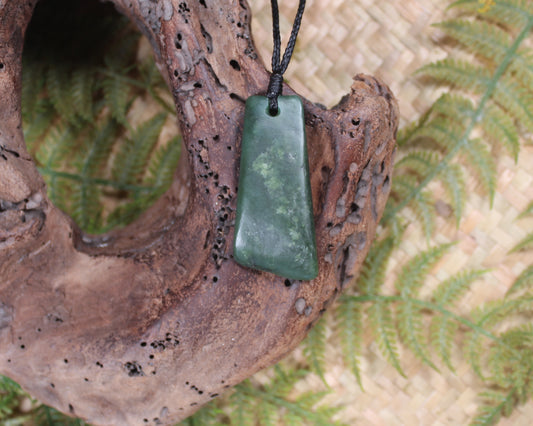 Kawakawa Pounamu Toki
