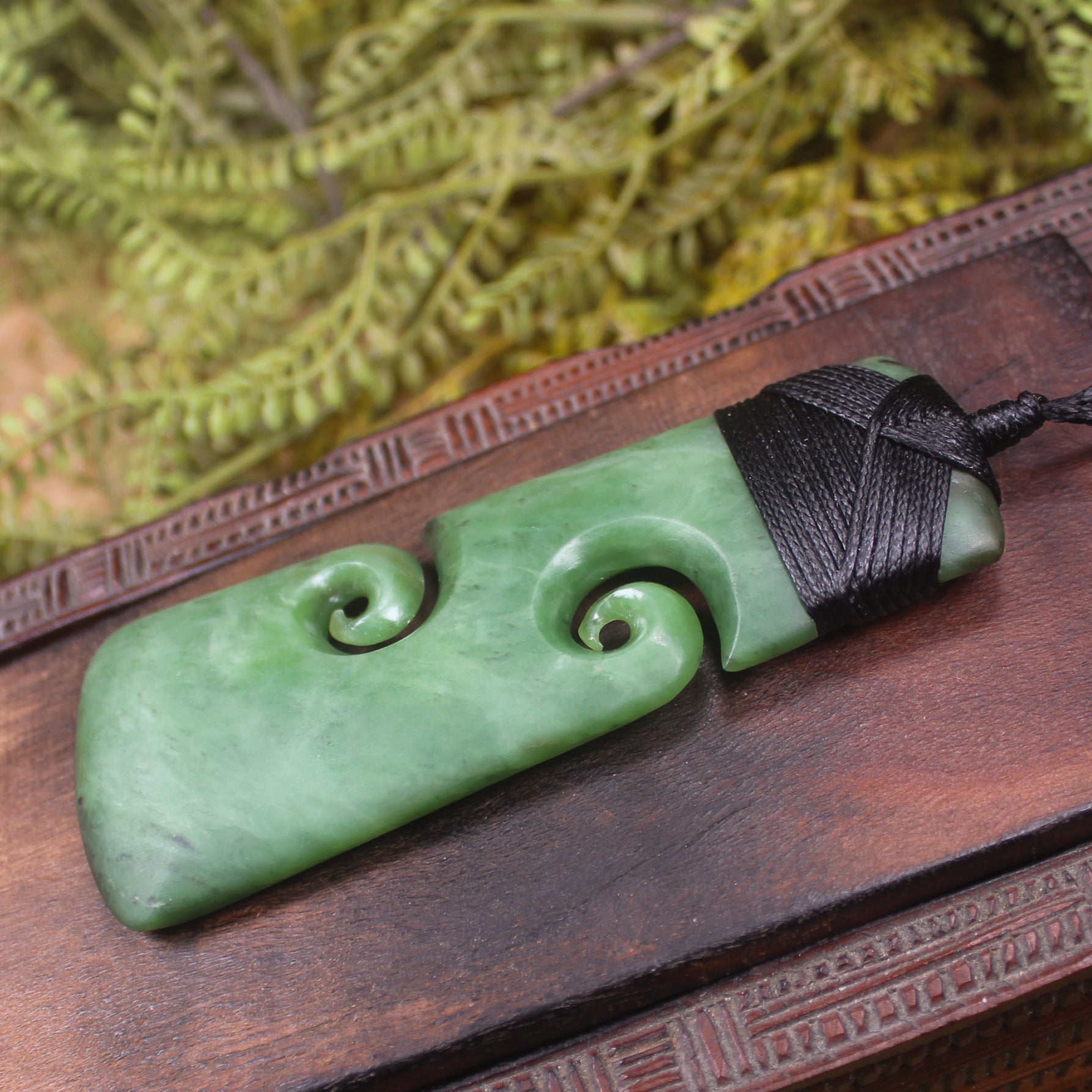 Hapopo Pounamu Toki with Koru