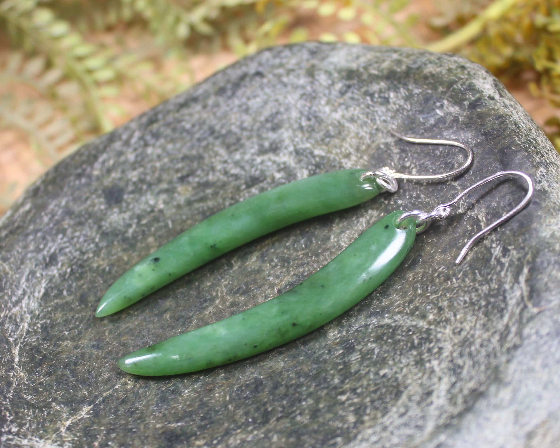 Huia Beak earrings carved from Hapopo Pounamu - NZ Greenstone
