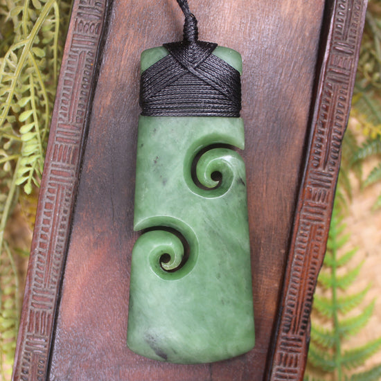 Hapopo Pounamu Toki with Koru