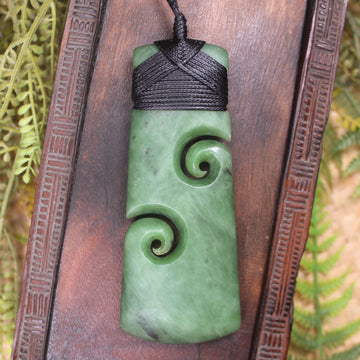 Hapopo Pounamu Toki with Koru