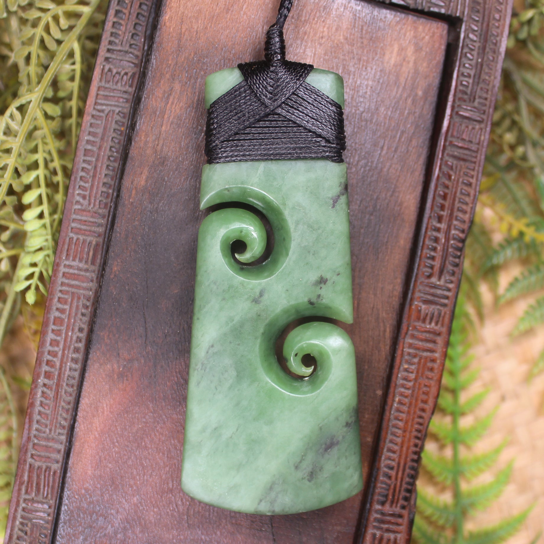 Hapopo Pounamu Toki with Koru