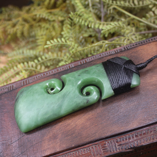 Hapopo Pounamu Toki with Koru
