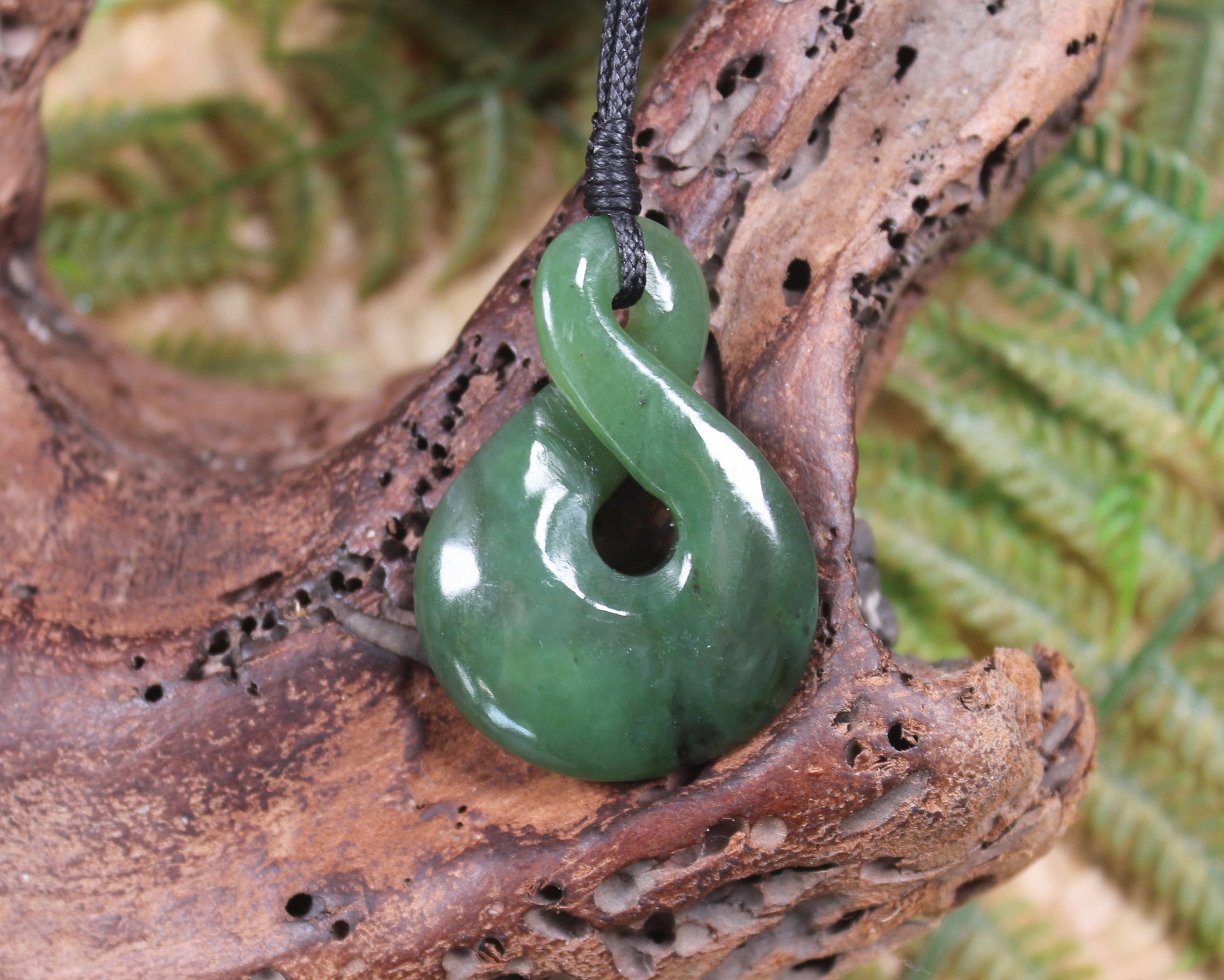 Twist or Pikorua carved from Hapopo Pounamu - NZ Greenstone