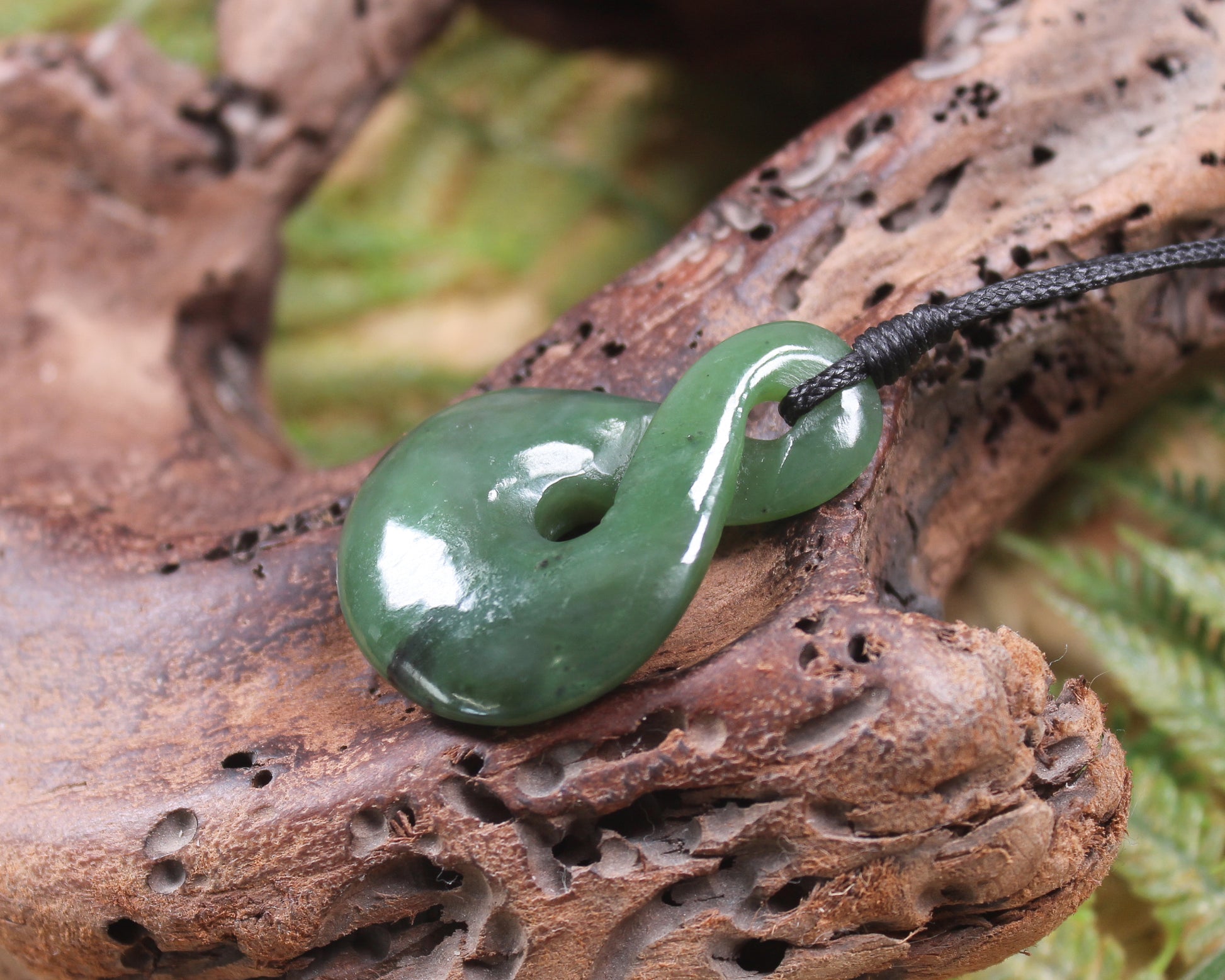 Twist or Pikorua carved from Hapopo Pounamu - NZ Greenstone