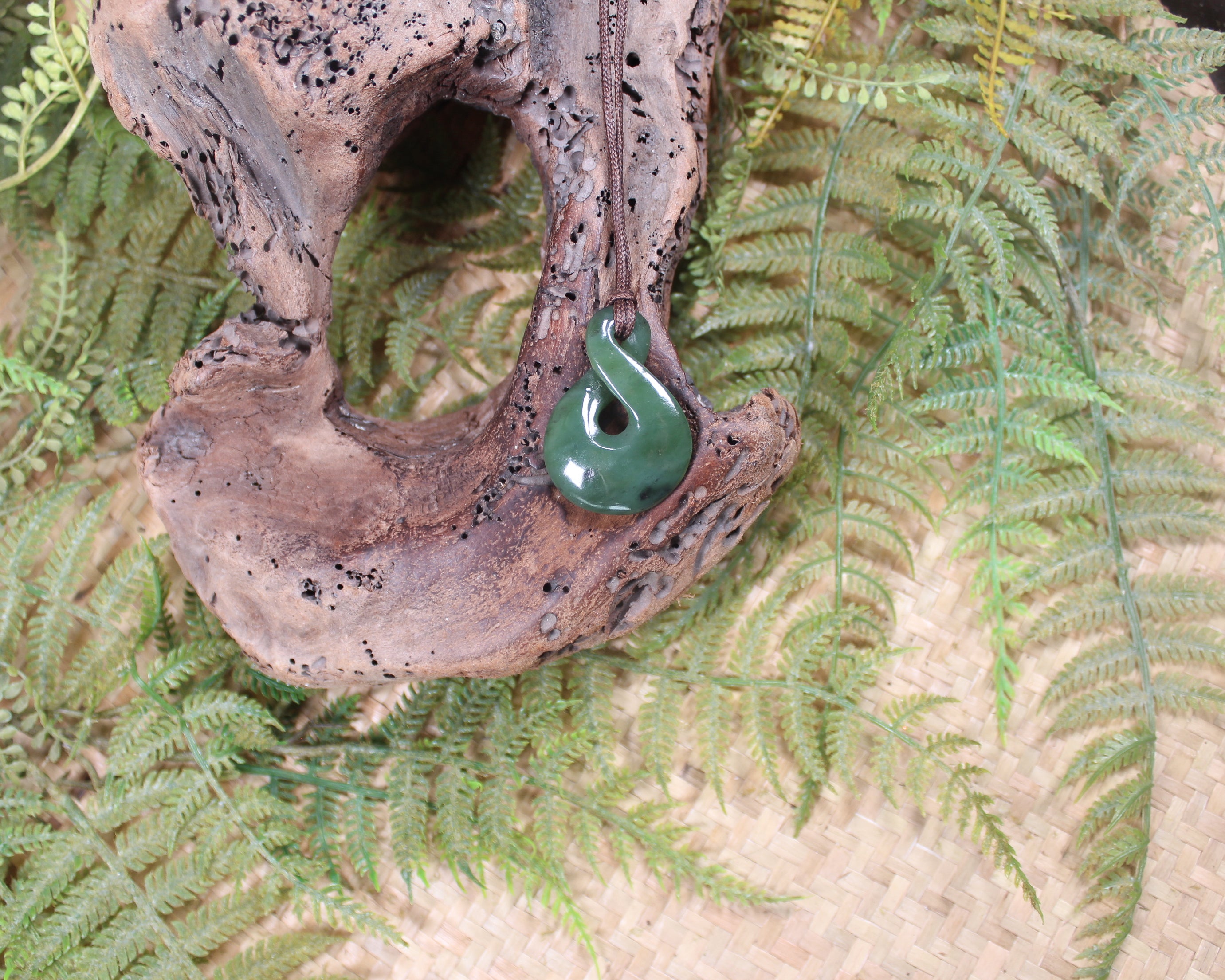NZ Greenstone Small Twist Pendant (AH540) Hapopo Pounamu