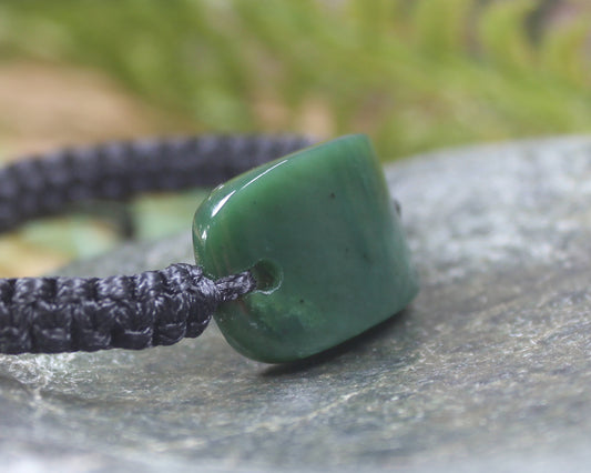 Adjustable cord bracelet with Kawakawa Pounamu