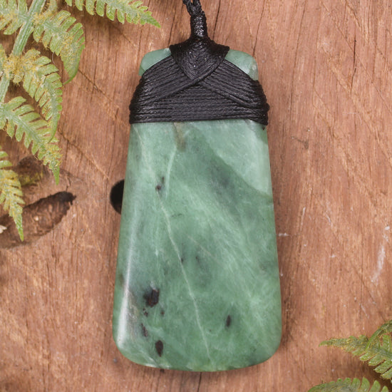 Hapopo Pounamu Toki - NZ Greenstone
