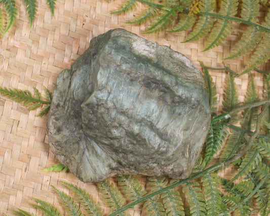 Freeform Touchstone Pounamu Sculpture - Inanga Pounamu - NZ Greenstone