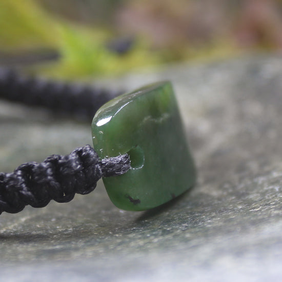 Adjustable cord bracelet with Kawakawa Pounamu