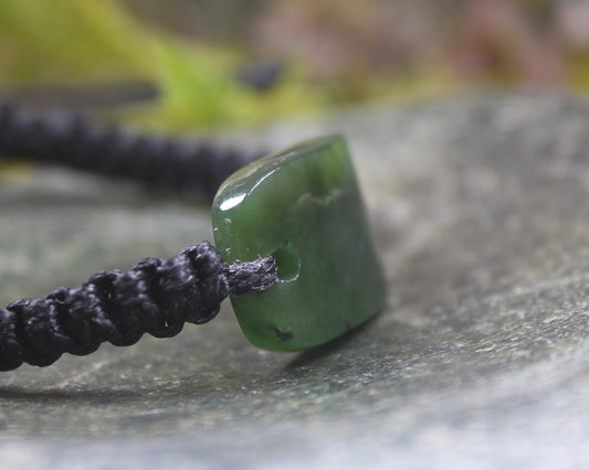 Adjustable cord bracelet with Kawakawa Pounamu