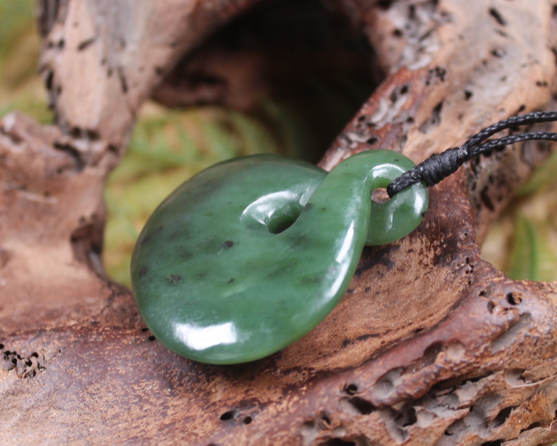 Twist or Pikorua carved from Hapopo Pounamu - NZ Greenstone