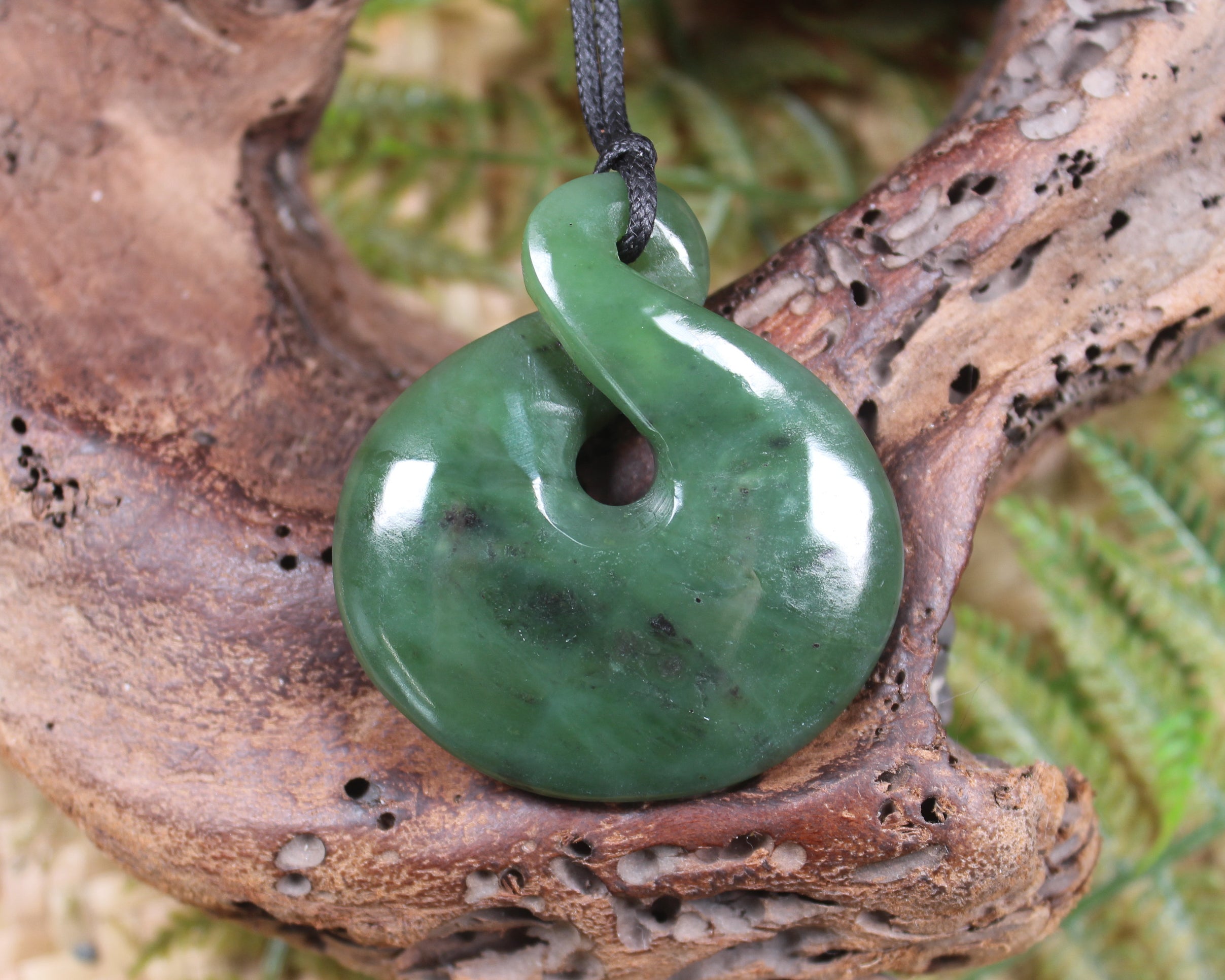 Twist or Pikorua carved from Hapopo Pounamu - NZ Greenstone