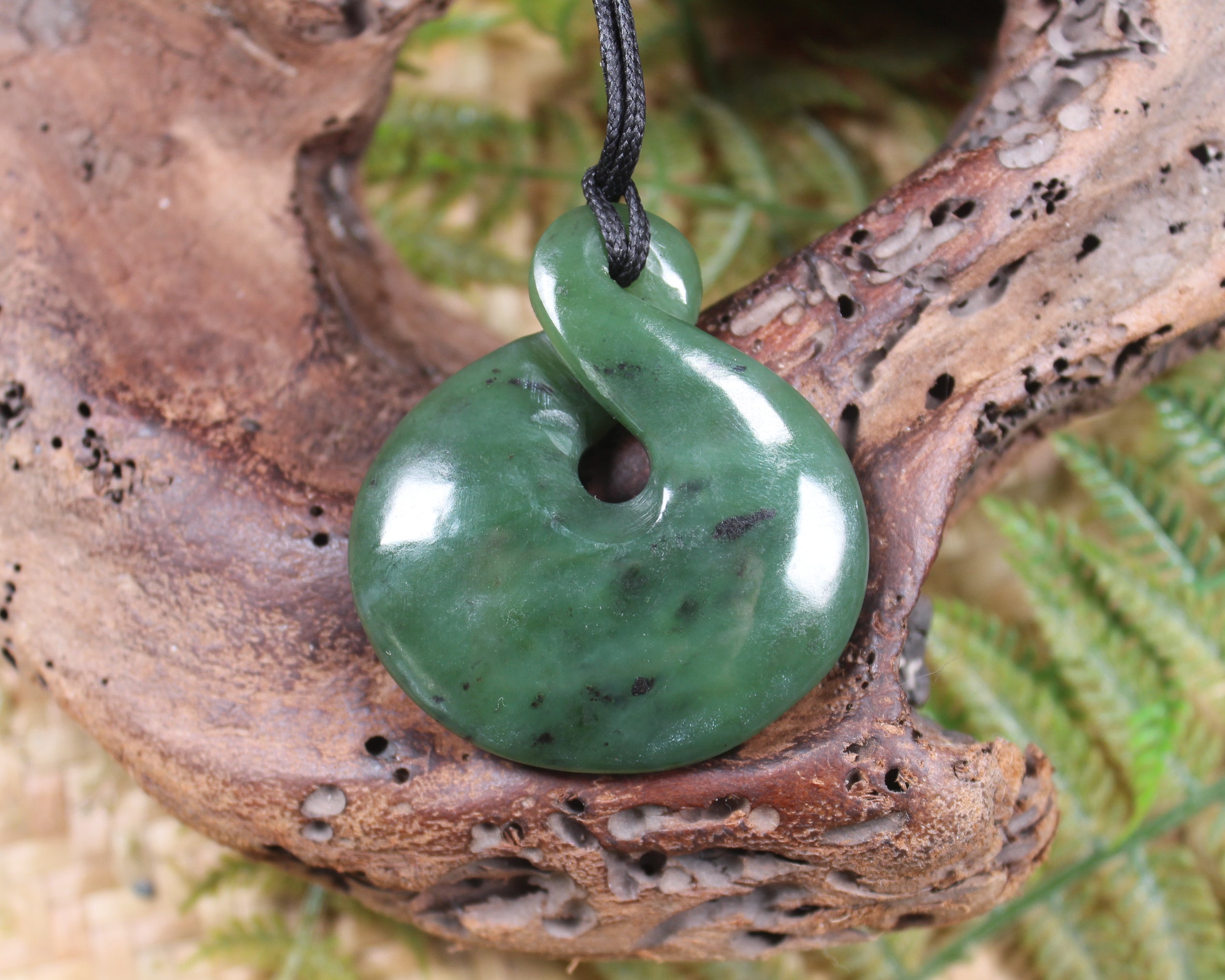 Twist or Pikorua carved from Hapopo Pounamu - NZ Greenstone