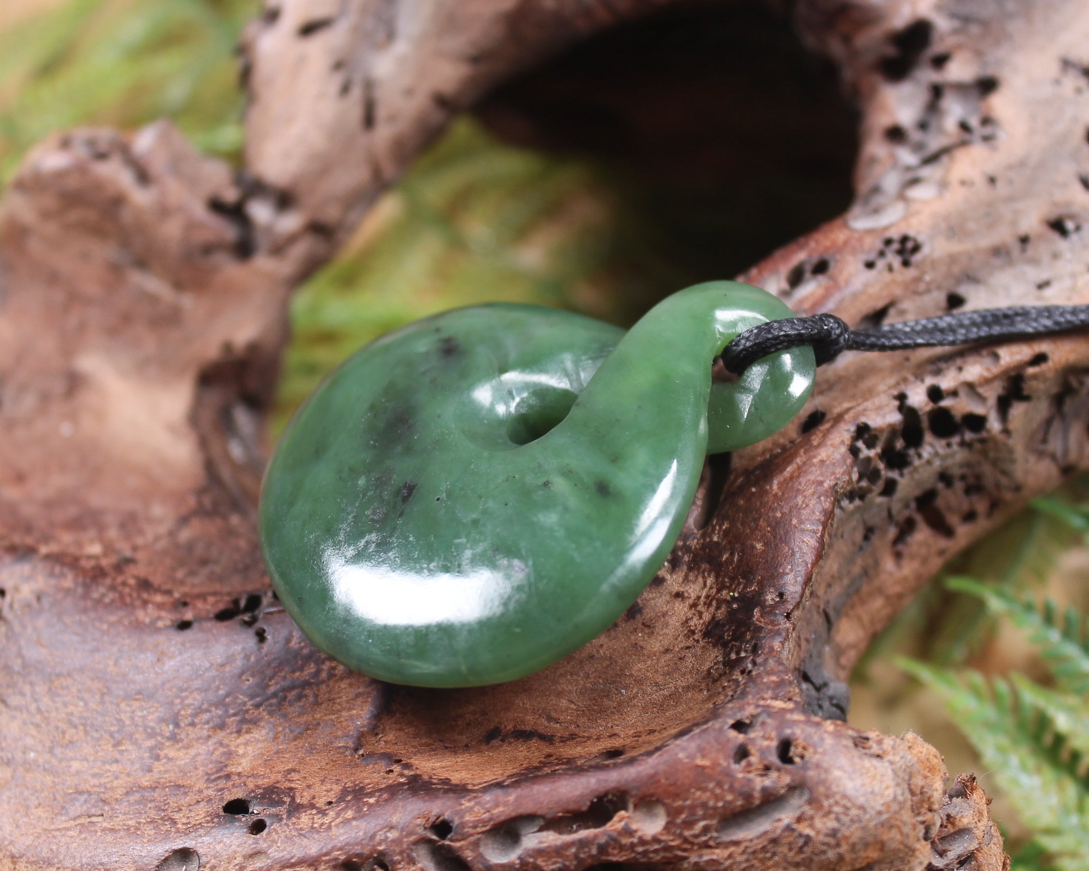 Twist or Pikorua carved from Hapopo Pounamu - NZ Greenstone