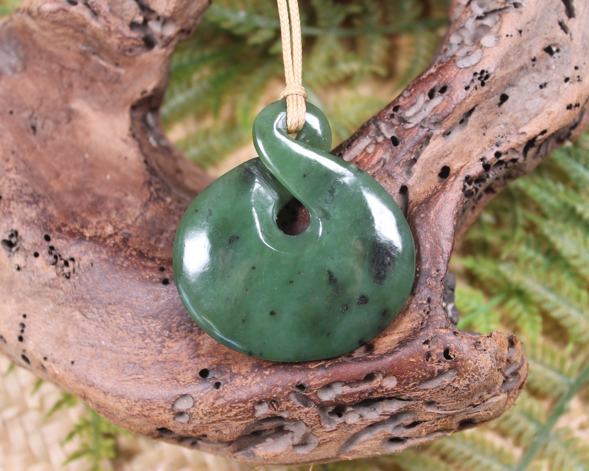 Twist or Pikorua carved from Hapopo Pounamu - NZ Greenstone