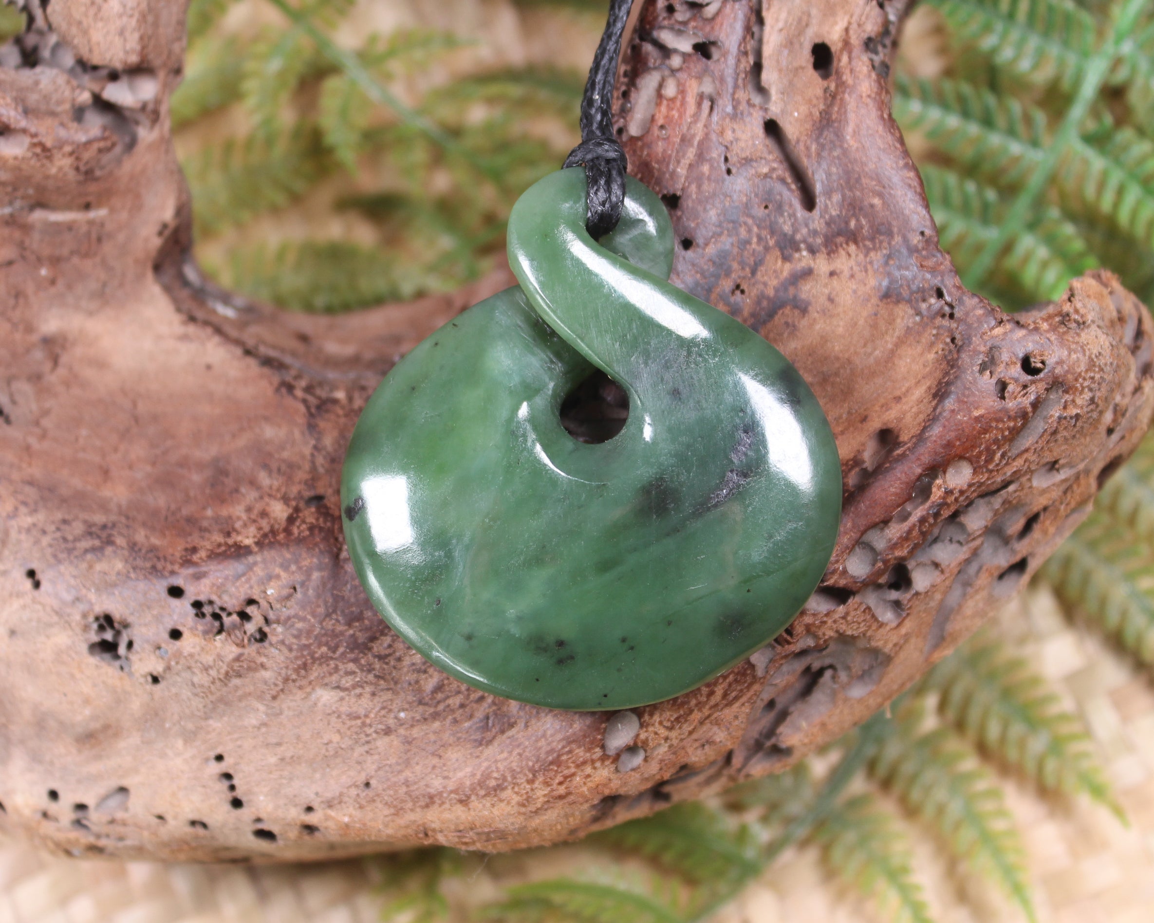 Twist or Pikorua carved from Hapopo Pounamu - NZ Greenstone